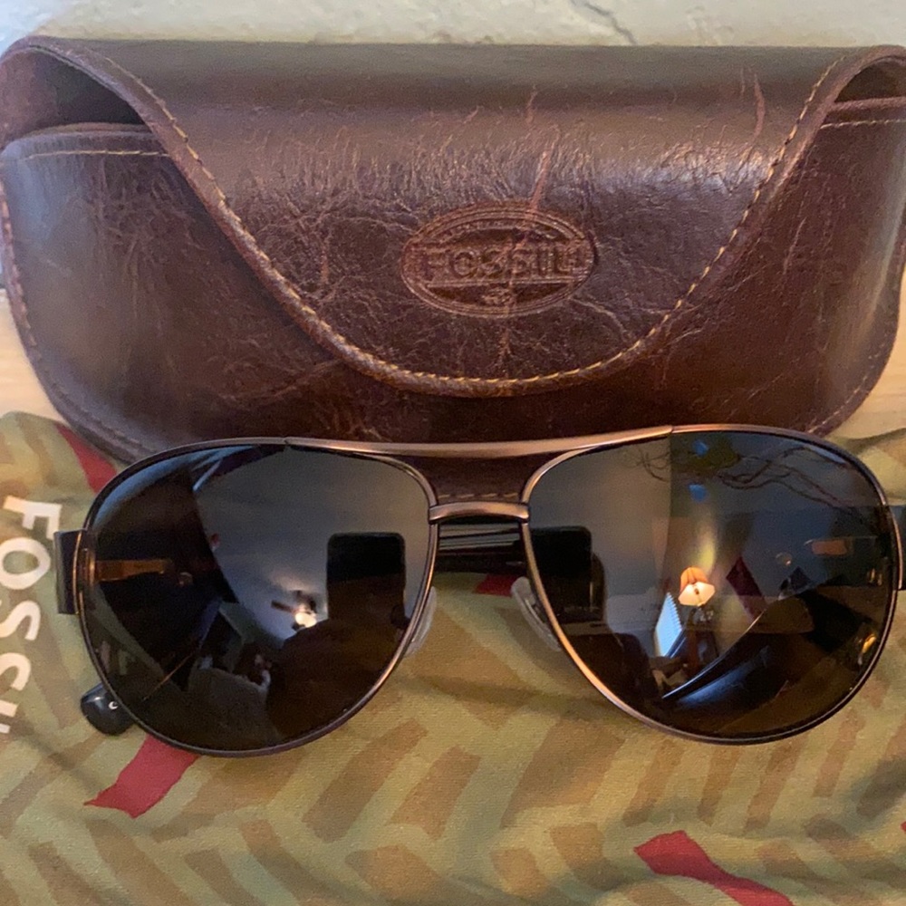 Fossil polarized medium brown sunglasses 😎 never worn with tags